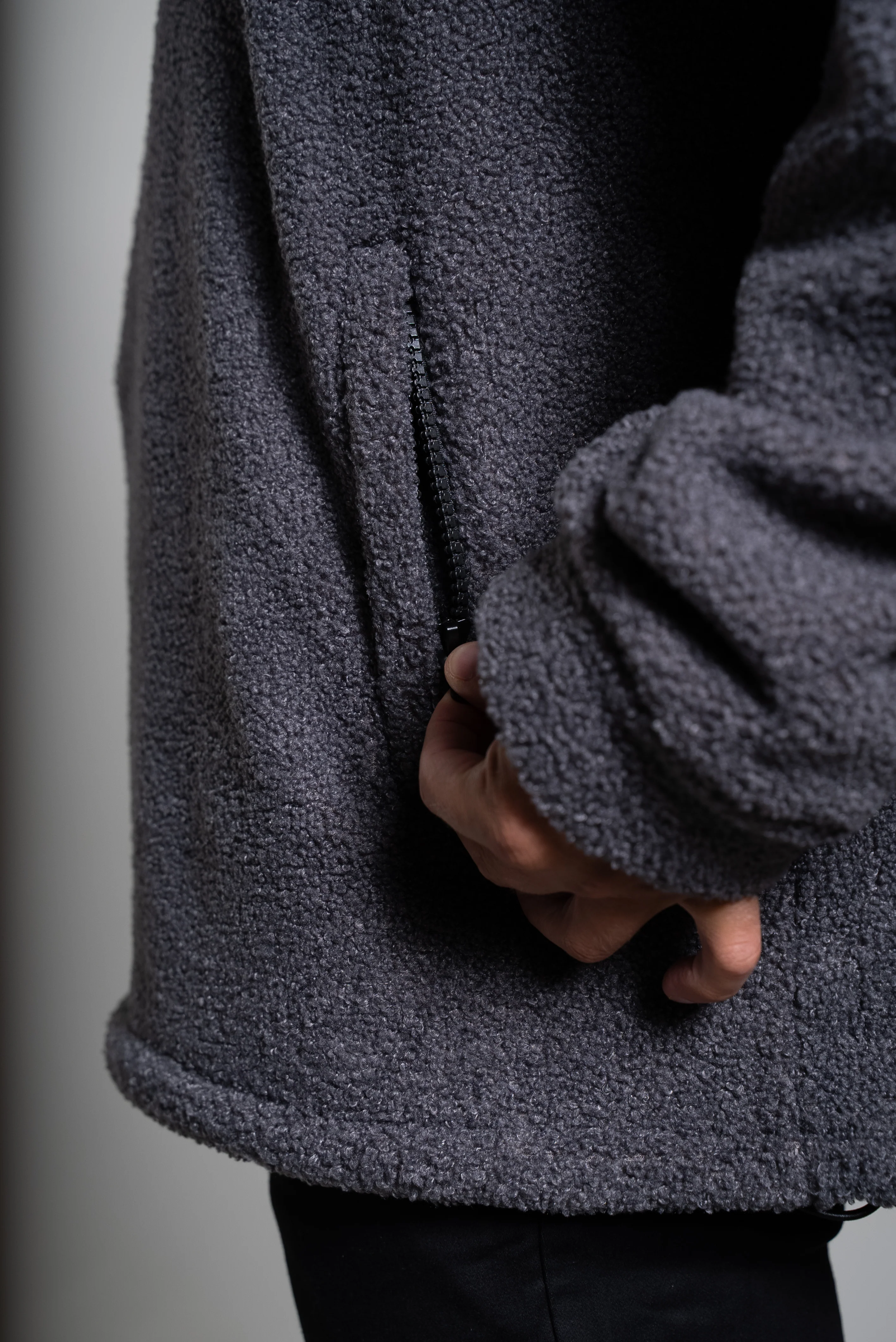 Oversize half zip teddy tummanharmaa - Image 3