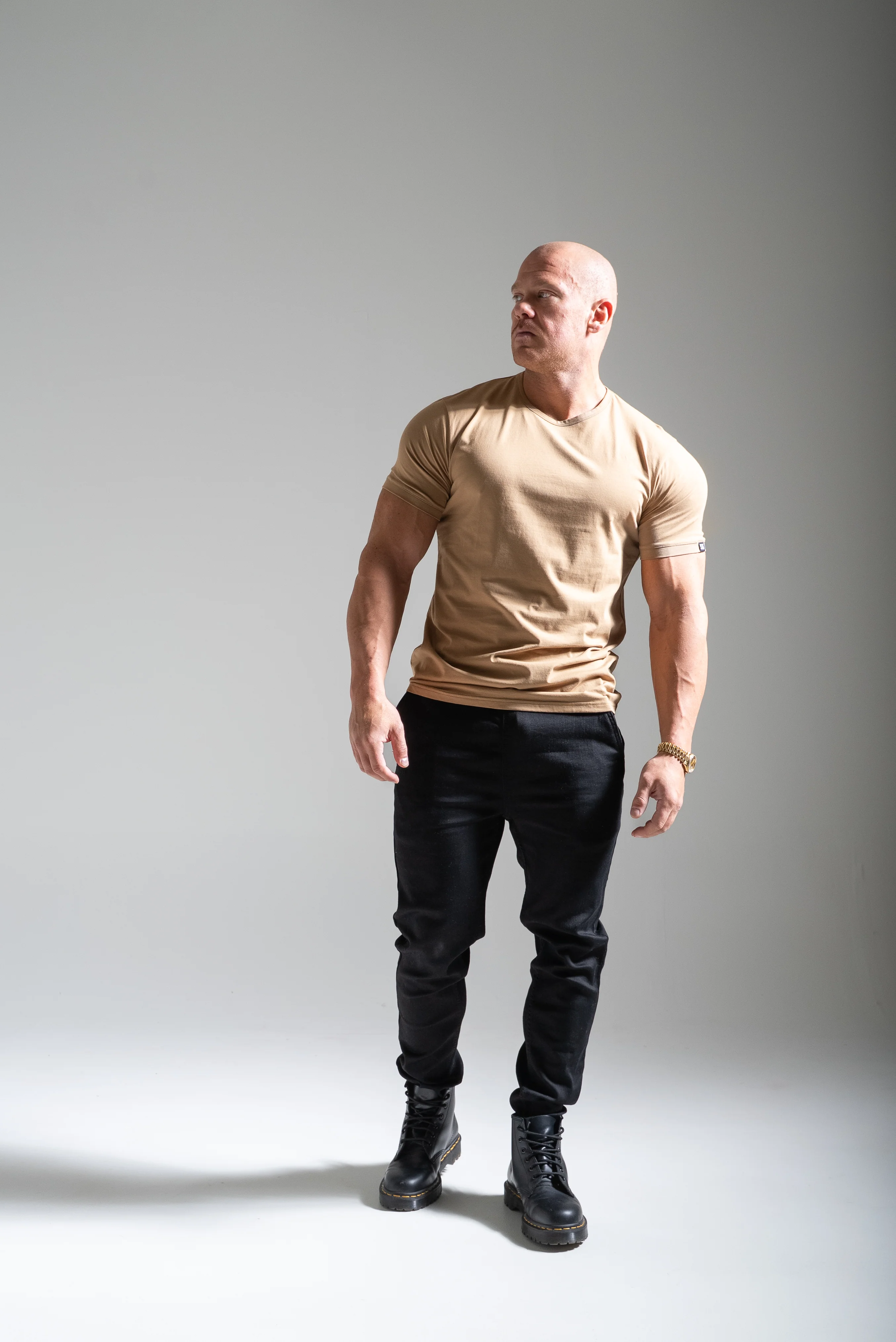 Miesten Basic o-neck t-paita vaaleanruskea - Image 2