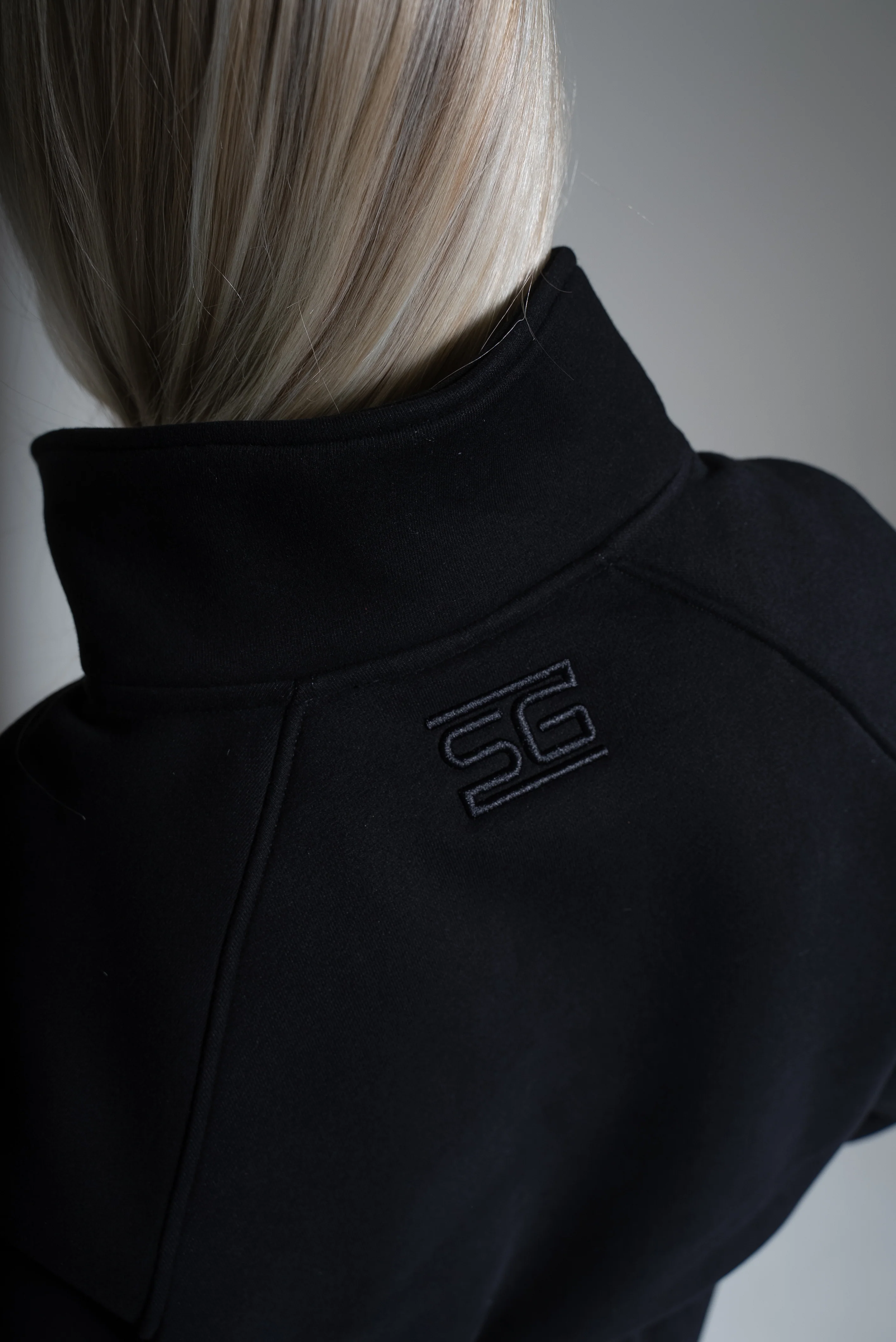 HEAVY zip high neck musta - Image 3